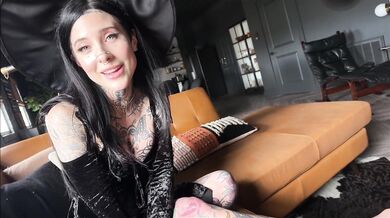 Halloweenska párty s dievčaťom s potetovaným celým telom