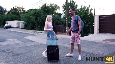 Blondína so zaviazanými očami nevedome šuká iného čuráka, než je jeho manžela