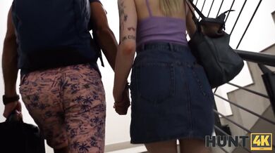 Blondína so zaviazanými očami nevedome šuká iného čuráka, než je jeho manžela