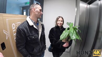 Amalia Davis tvrdo ošukaná pred svojím manželom