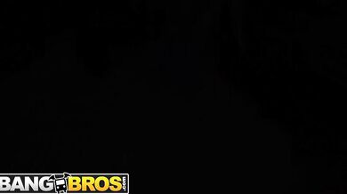 BANGBROS - Abby McCoy šuká v dodávke so Sheemovým obrovským čiernym vtákom