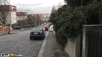 Pekné pouličné dievča šuká na verejnosti za prachy