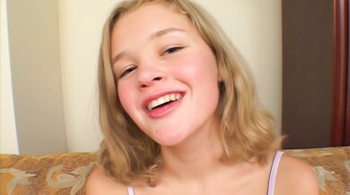 Roztomilá kanadská teenka Christine Young šuká s 2 mužmi