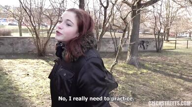 Ryšavka z ulice s veľkými prírodnými prsiami Sophia Traxler súloží za peniaze