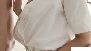 Ázijská školáčka miluje starší penis