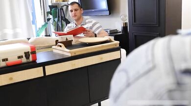 Dve dievčatá zdieľajú vtáka nadržaného chlapa
