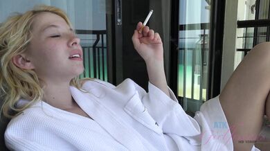 Dovolenka s horúcou drobnou blondínkou Kenzie Reeves