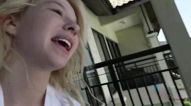 Dovolenka s horúcou drobnou blondínkou Kenzie Reeves