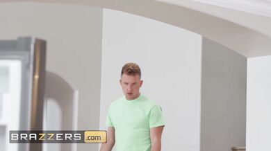 BRAZZERS - Penny Barber a Kell Fire vo svojich tenisových outfitoch zapálili lesbickú a trojitú zábavu