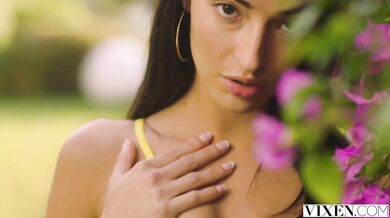 Nadržaný swingerský pár si užíva horúcu brunetku
