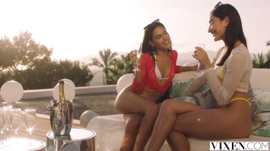 Nadržaný swingerský pár si užíva horúcu brunetku