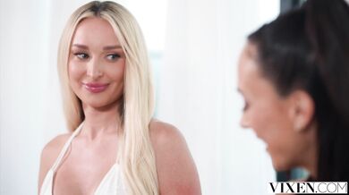 Ohromujúca blondínka Meagan Moore sa delí o vtáka svojho muža so svojou nádhernou najlepšou kamoškou Sarah Illustrates