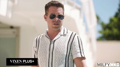 Prsatá blondínka MILF Shalina Devine zažíva intenzívny orgazmus pri dvojitej penetrácii