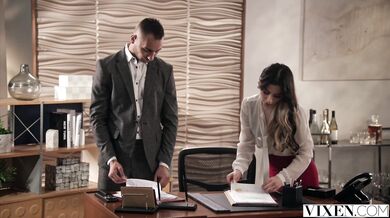 Krásna blondínka Bella Spark vymenila nudného priateľa za vášnivý sex pod šírym nebom s cudzím mužom