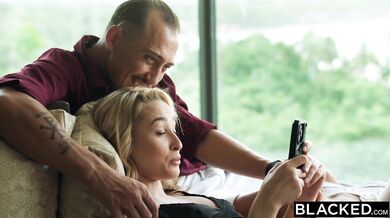 Drobná Kelly Collins, túžiaca po BBC, šuká Jasonov obrovský vták pre svojho paroháča manžela