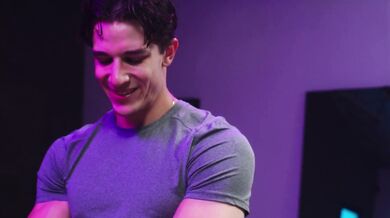 Vydatá MILF Sierra Spunk si necháva vypracovať kundičku od fitness inštruktora