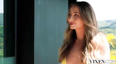 Nenasýtená domáca Lily Phillips nedokáže odtrhnúť ruky od obrovského penisu dodávateľa