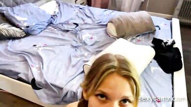 Roztomilá teenka s copíkmi dostane výstrek na tvár po tvrdom šukaní