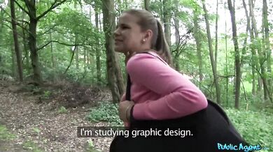 Plachá vysokoškoláčka šuká za peniaze vonku v lese