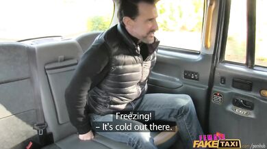 Tučný vták roztiahne kundičku v britskom taxíku