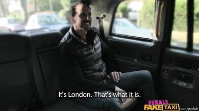 Tučný vták roztiahne kundičku v britskom taxíku