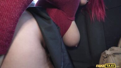 Nenasýtená latinská bacuľka s veľkou kundičkou pohltí penis a donúti ho viackrát sa urobiť