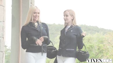 Rozmaznané blondínky z vysokej školy Polly Yangs a Era Queen si delia penis v nemravnej trojke