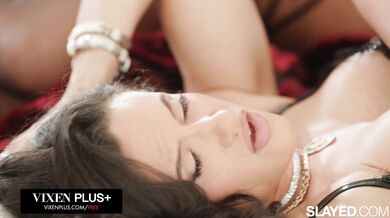 Sexi blondínka MILF Phoenix Marie sedí na tvári Penny Barberovej, ktorá túži po kundičke