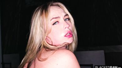 Malá, tesná blondínka Lilly Bell hlboko fajčí obrovský čierny kokot, zatiaľ čo ju manžel natáča