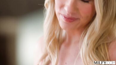 Análová bláznivá blondínka MILF Bunny Madison si nechá roztiahnuť zadok