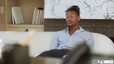 Nezbedná blondínka, lekárka Nickey Huntsmanová, nedokáže odolať BBC mladého pacienta