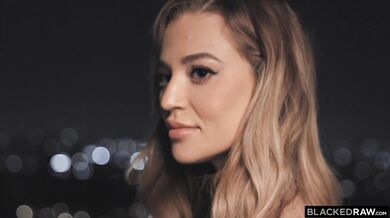Blondínka s veľkými prsiami Blake Blossom sa delí o obrovský penis svojho priateľa so svojou najlepšou kamoškou Adrianou Chechik, ktorá túži po černošskom penise
