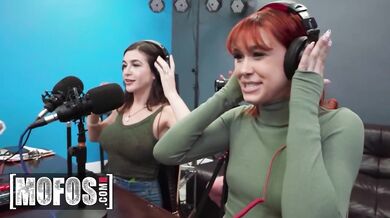 Podcast sa zmení na šukársku párty, keď Bree Brooks ukáže Johnnymu Loveovi svoje perfektné kozy