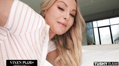 Sexy prsatá blondínka Katalina Kyle šalie po tvrdom análnom sexe