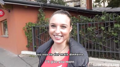 Tehotná žena opustená svojím priateľom je ošukaná na verejnosti