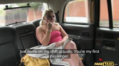 Plnoštíhla blondínka Tanya Lixxx hlboko prehltne veľký vták Iana Tatea vo filme „Fake Taxi“