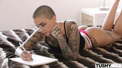 Leigh Raven má svoj pevný zadok zničený obrovským vtákom Micka Bluea