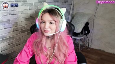 Deylamoon dostáva drsný deepthroat a footjob od streamera s veľkým vtákom naživo v priamom prenose