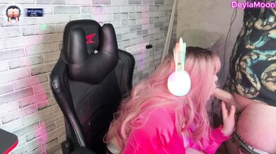 Deylamoon dostáva drsný deepthroat a footjob od streamera s veľkým vtákom naživo v priamom prenose