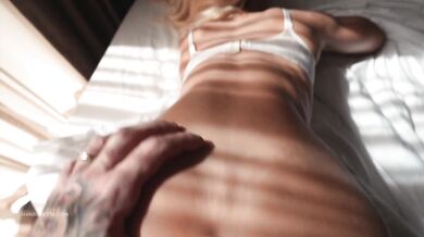Pozrite sa, ako blondínka, fitness bohyňa v bielej čipke, dostane neporiadny creampie z veľkého vtáka Hansela Grettela