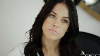 Prvá skúsenosť Megan Rain s veľkým čiernym vtákom