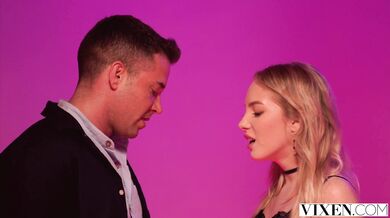 Perfektná blondínka Bella Spark vedie tajný život ako striptérka hladná po penise