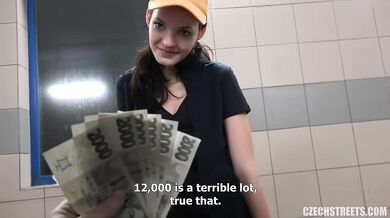 Chudá drobná Češka na verejnosti v POV s veľkým bielym chlapom