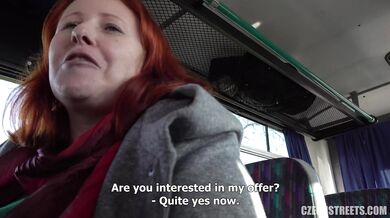 MILF Lucie – MILF ošukaná vo verejnom autobuse na českých uliciach