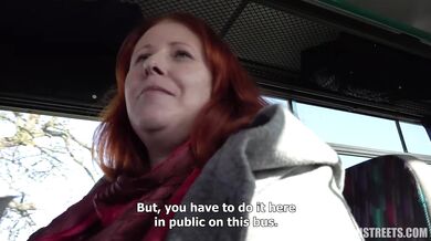 MILF Lucie – MILF ošukaná vo verejnom autobuse na českých uliciach