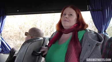 MILF Lucie – MILF ošukaná vo verejnom autobuse na českých uliciach