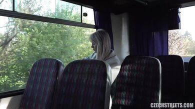 MILF Lucie – MILF ošukaná vo verejnom autobuse na českých uliciach