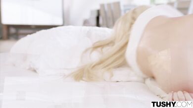 Blonďatá Kenzie Reeves si nechala nadoraz rozsekať riť v drsnom análnom šukaní