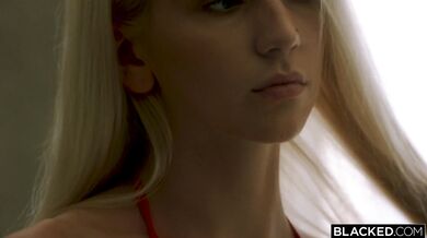 Kendra Sunderland hltá obrí čierny klát na dovolenke